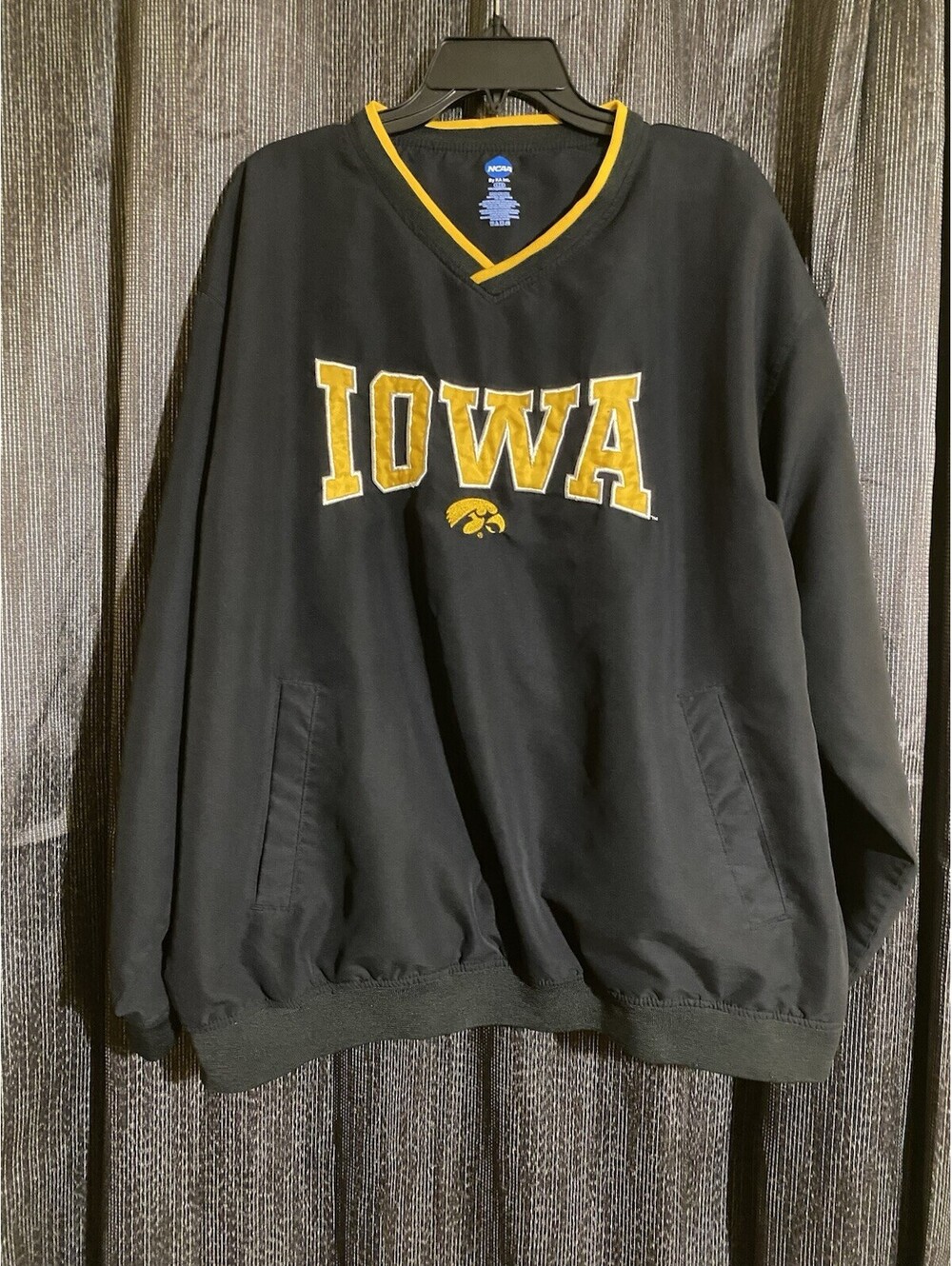 NCAA Iowa Hawkeyes Size Large Black Windbreaker Jacket